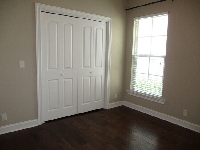 Building Photo - 104 Shadow Wood Bend