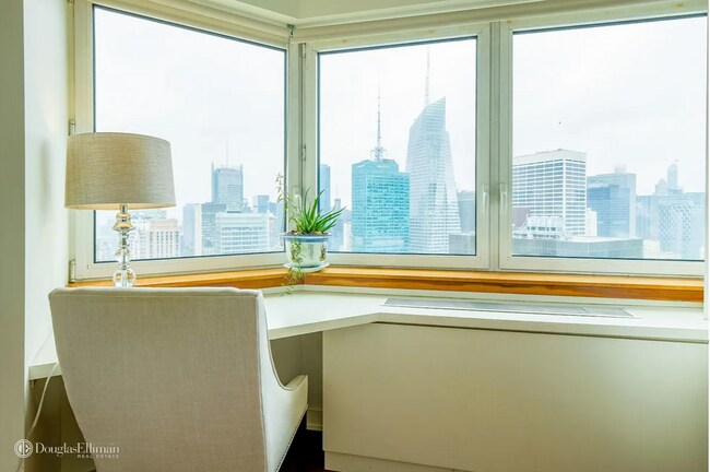 Building Photo - 425 5th Ave