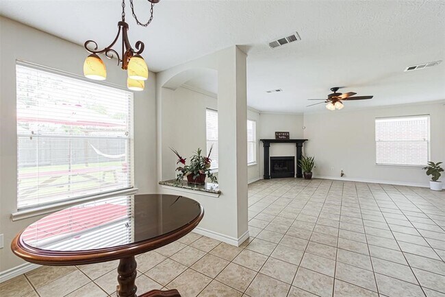 Building Photo - 17106 Summer Hollow Dr