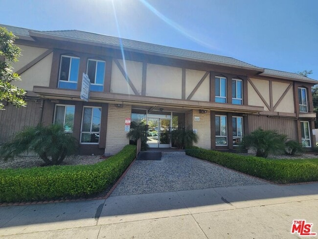 Building Photo - 7925 Vineland Ave