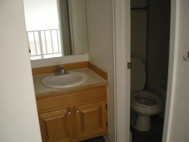 Building Photo - Bright & Convenient Unit in the Heart of Boulder – Walk to CU! Available August 4!