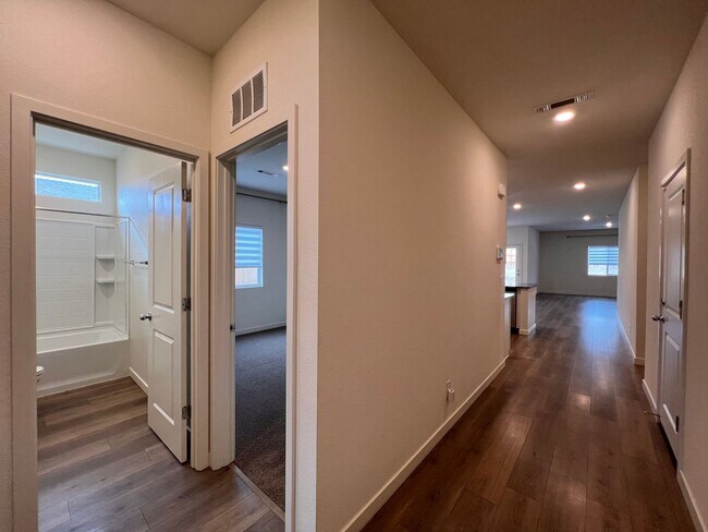 Building Photo - Beautiful newer, 4 Bedroom 2 Bath Home in Fernley