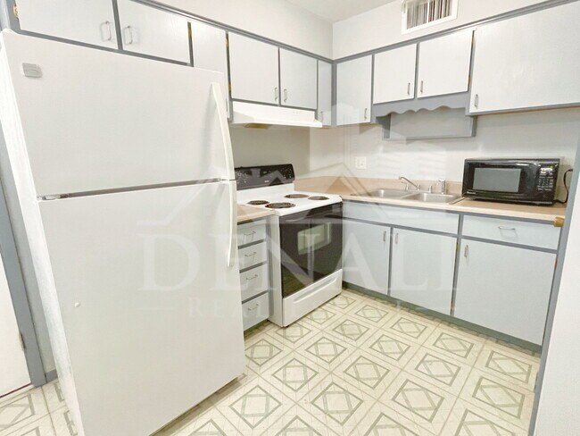 Building Photo - 1515 W Huntington Dr