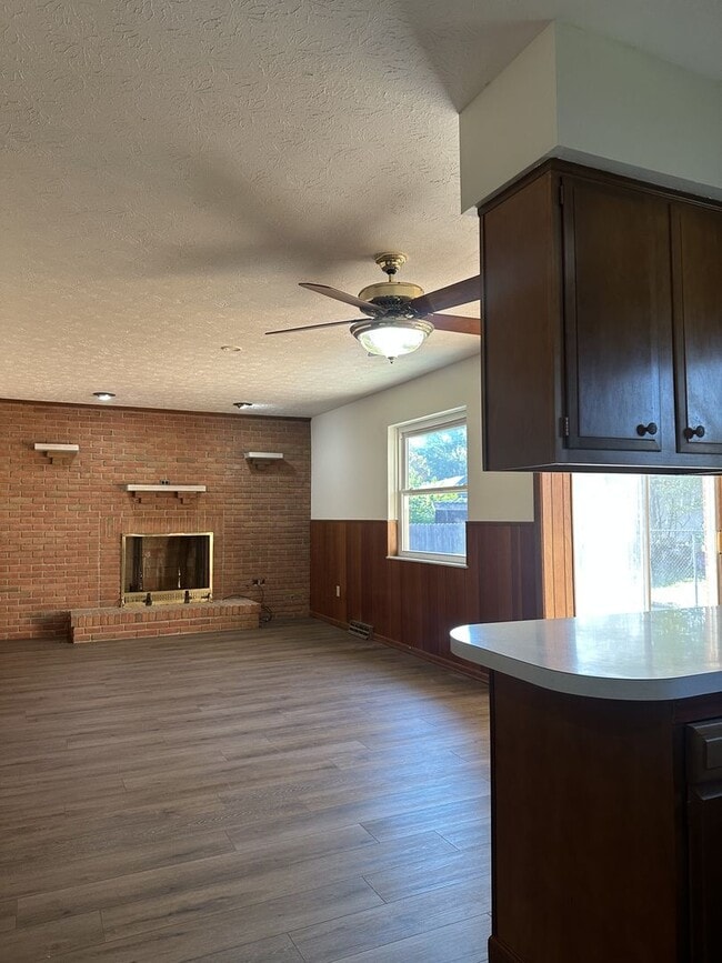Building Photo - Welcome to this charming 3-bedroom, 2-bath...