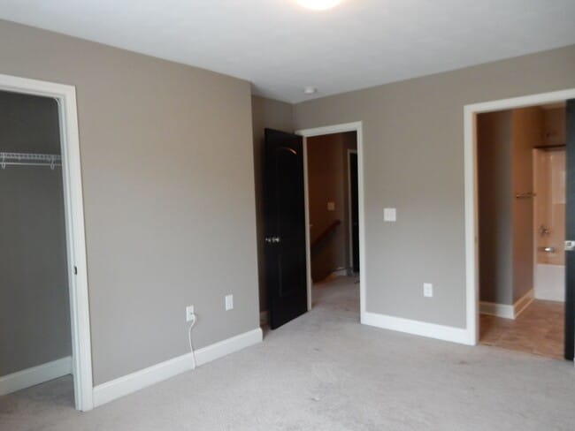 Building Photo - Like New Townhome in Old SW! Close to Cari...