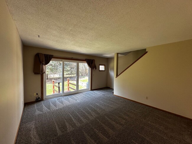 Building Photo - 2 bed 2 Bath 2 Story Townhome