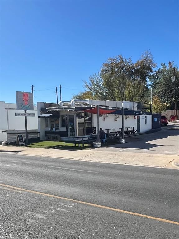 Building Photo - 505 W 7th St