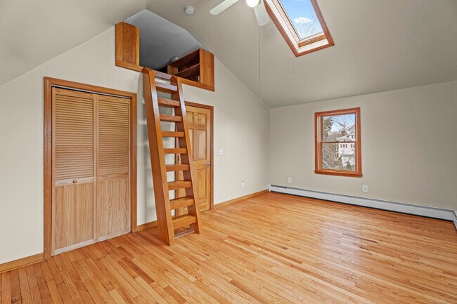 Building Photo - 62 Brookside Ave E