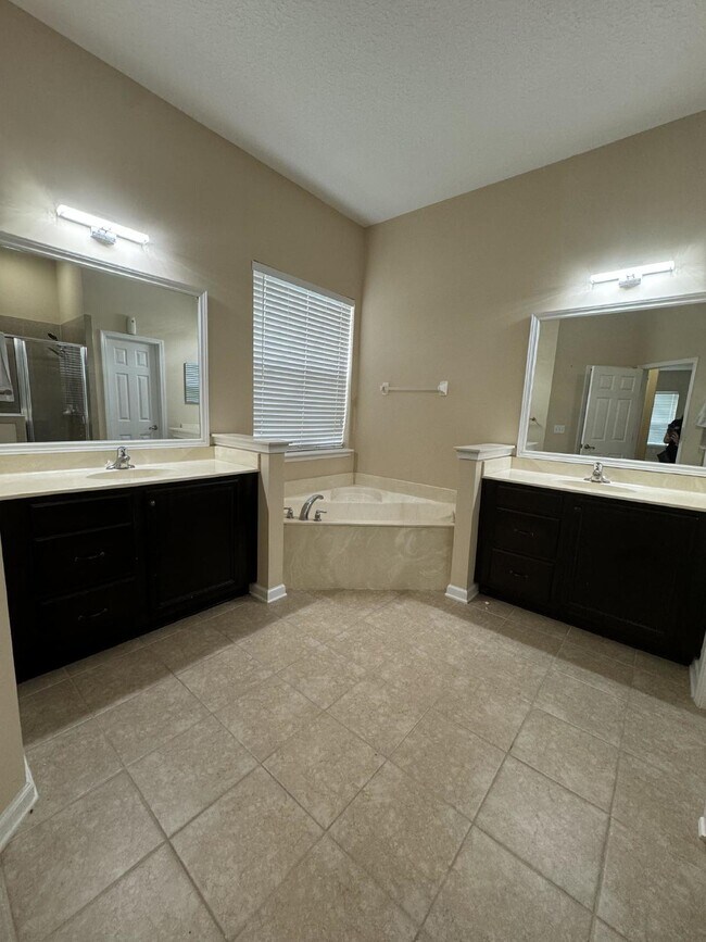 Building Photo - 4 bedroom 3 bath home in the Mandarin/ Sou...