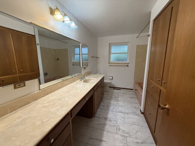 Building Photo - Extremely Spacious 3 bedroom Home Located in Edmonds