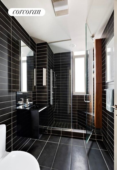 Building Photo - 224 W 18th St