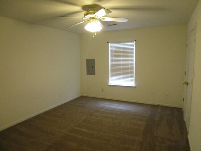 Building Photo - 1704-1706-1706 Louise Cir