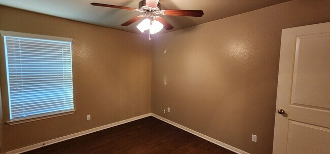 Building Photo - 3 Bed / 2 Bath Duplex - Bunny Trail Area - Text 201-231-7228