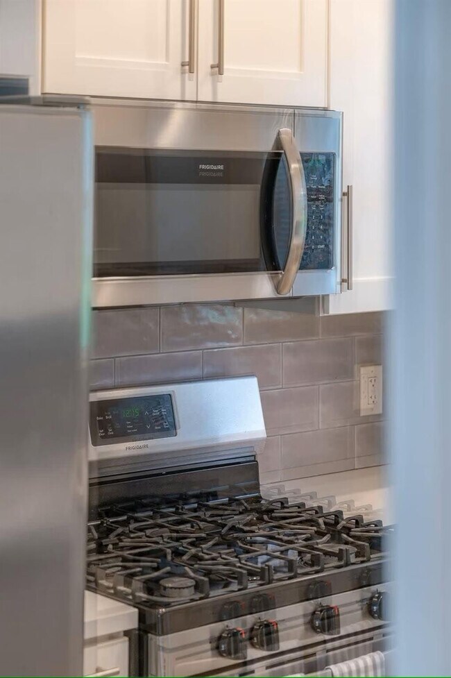 Building Photo - 176 SE 27th Pl