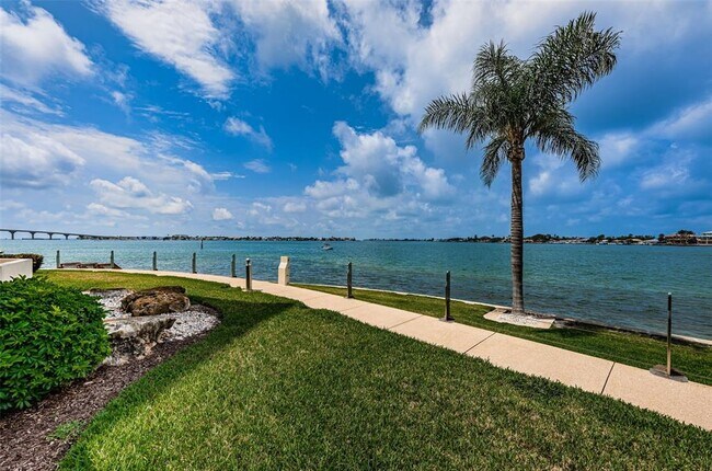 Building Photo - 6105 Bahia Del Mar Cir