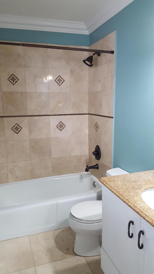 Building Photo - 421 NE 1st St