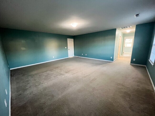 Building Photo - Gorgeous 4 Bedroom, 2 1/2 Bathroom Home in...