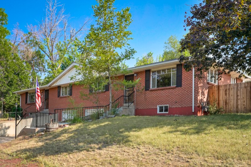 Building Photo - 1390 W Berry Dr