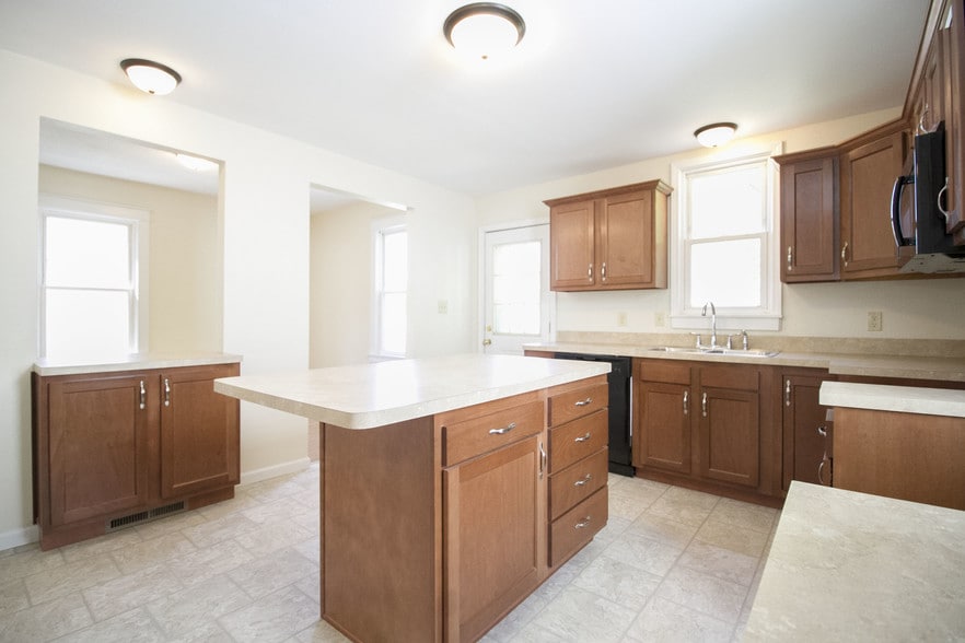 Building Photo - 140 Walnut St