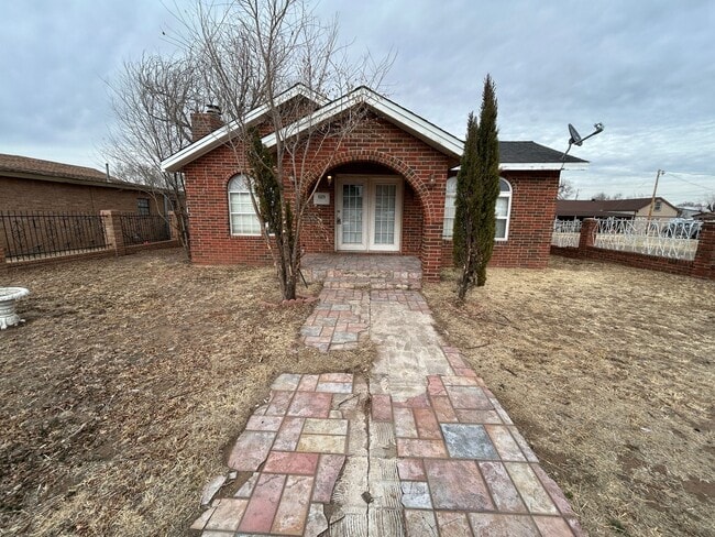 Building Photo - 609 E 6th St