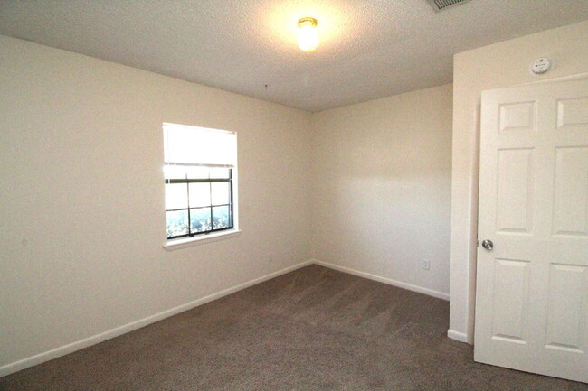 Building Photo - 2BR/1BA Apartment in Prime Pace Location –...