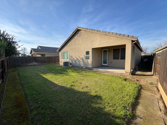 Building Photo - NW Visalia Home Near Shopping Center Available Now!