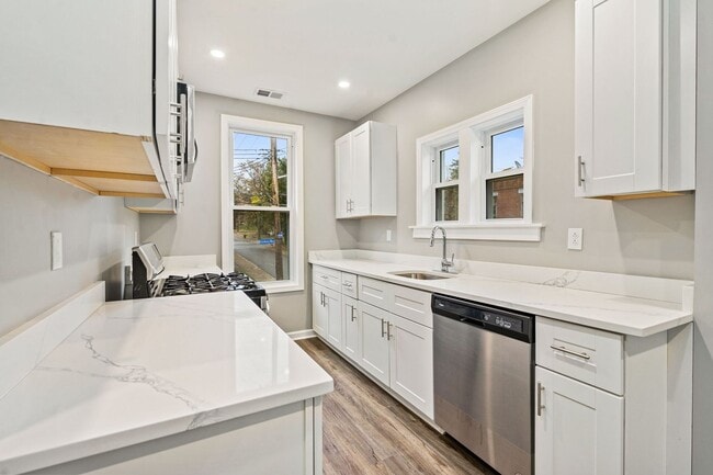 Building Photo - 301 Rochelle St