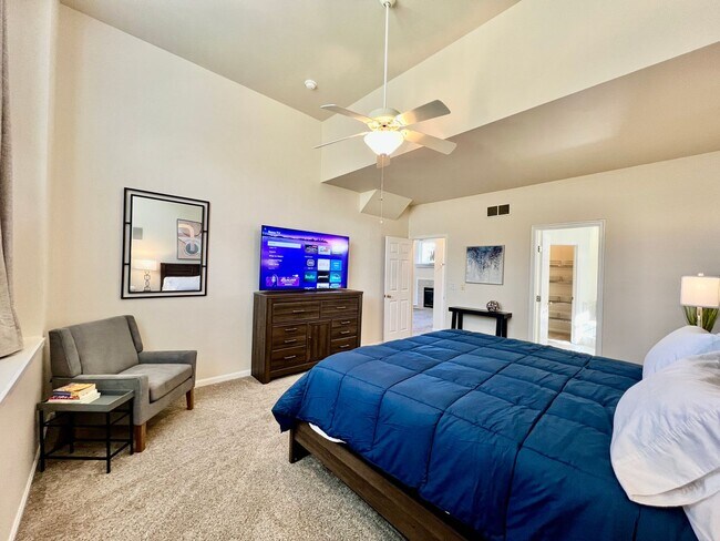 Building Photo - Large executive home in pool community Mas...