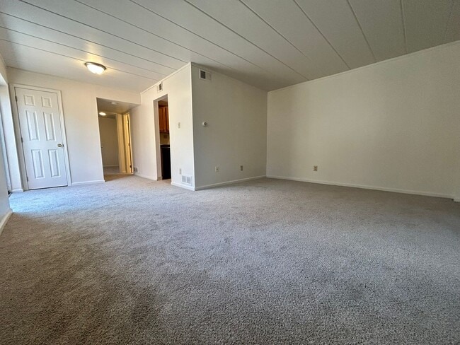 Interior Photo - Four Seasons Apartments