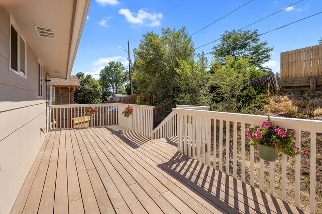 Building Photo - 415 S Kipling St