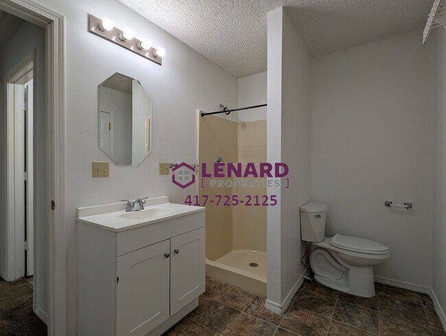 Building Photo - 2 Bedroom Duplex Ready for Move In!