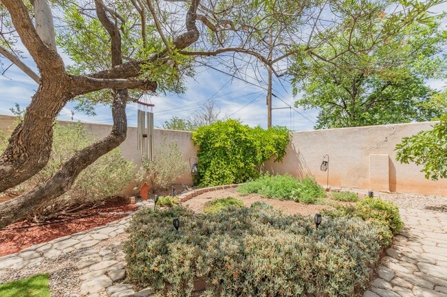 Building Photo - Conveniently located 3 Bedroom, 2 bath