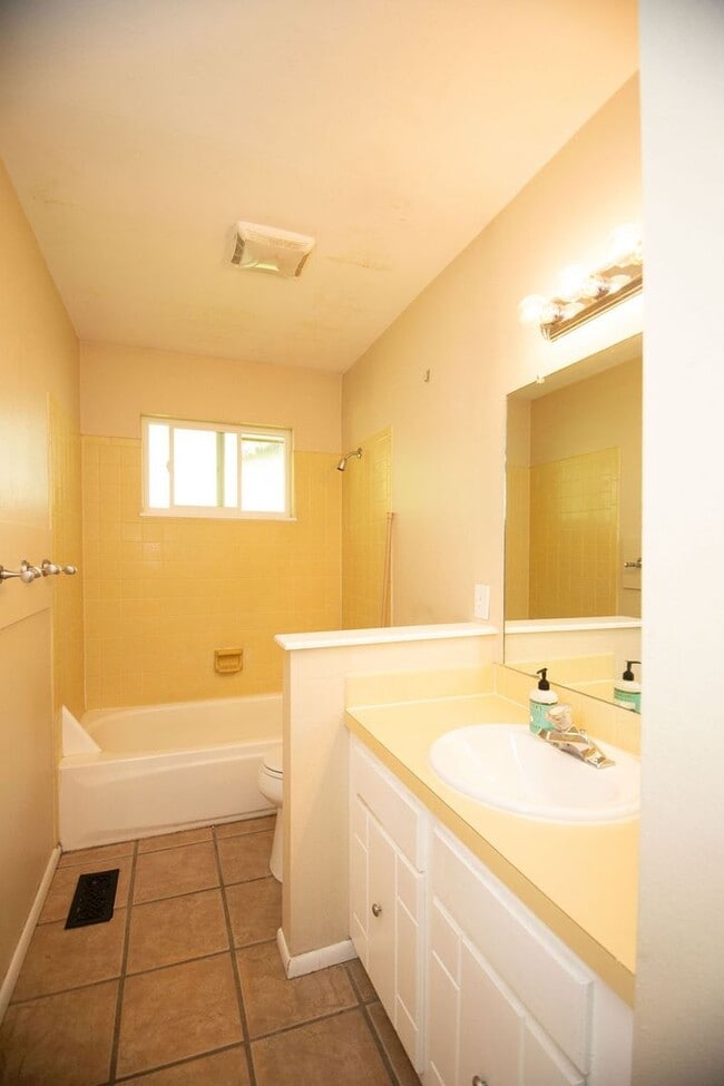 Building Photo - Great 4 bedroom Ranch style home!