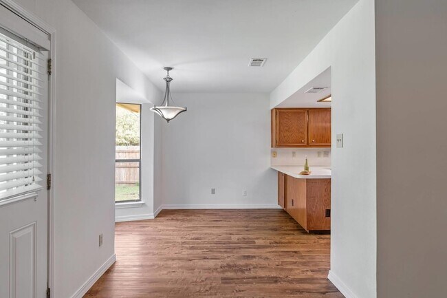 Building Photo - 1802 Dixie Ln