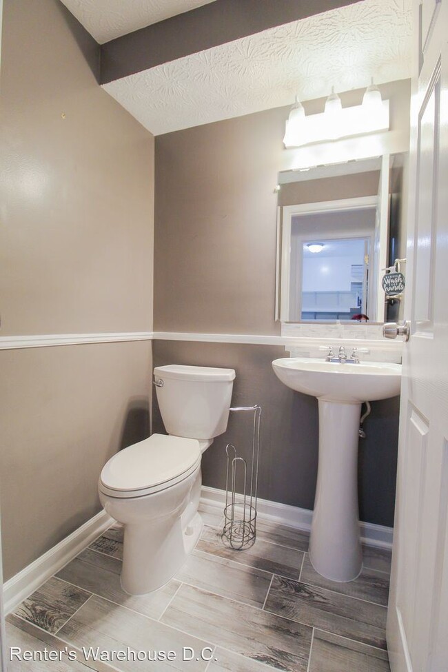 Building Photo - 5 br, 3.5 bath House - 13705 Hobart Dr