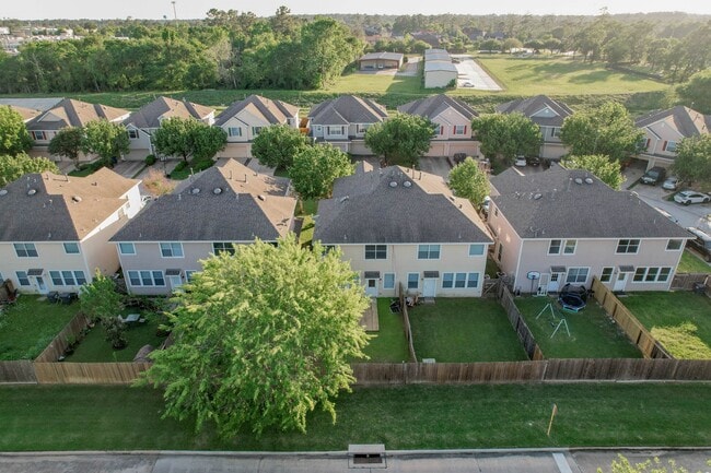 Building Photo - 17230 Oakwood Chase Dr