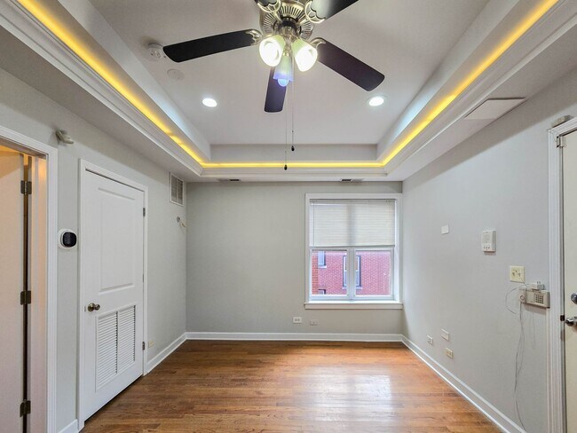 Interior Photo - 851-59 W. Cornelia
