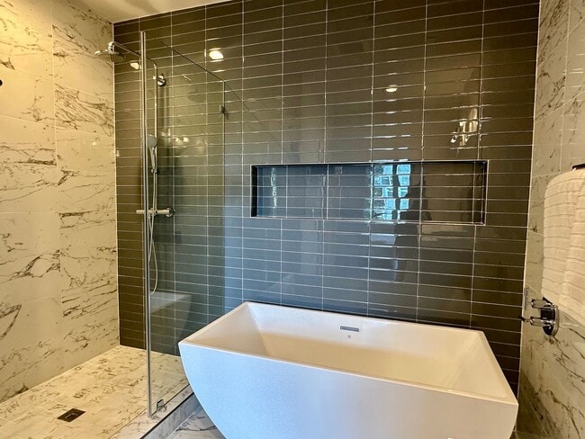 Building Photo - 2 Bedroom 2.5 Bathroom Penthouse with Park...