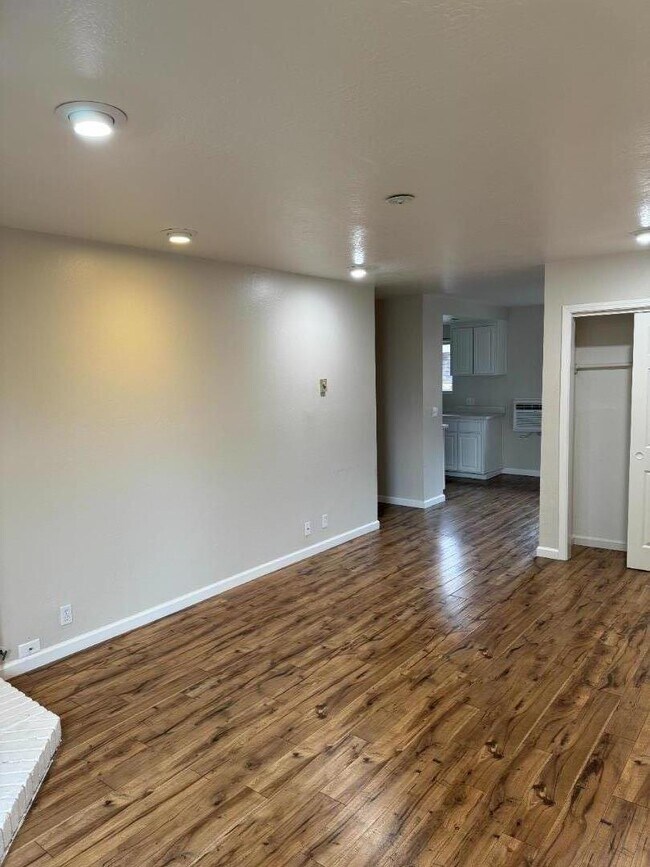 Building Photo - 1070 Mercedes Ave