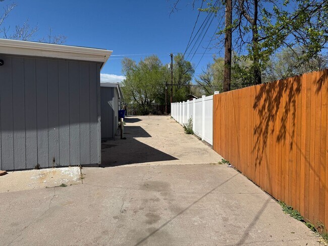 Building Photo - Near the heart of downtown 3 bedroom, 2 ba...