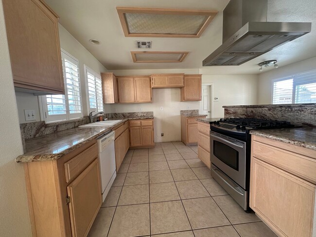 Building Photo - Welcome to this 5 Bedroom 3 Bath Home!