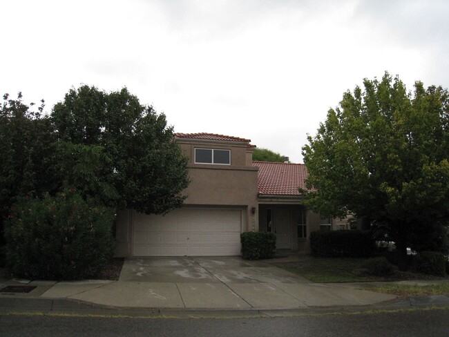 Primary Photo - 4 Br, 3 Ba, large living room, formal dini...