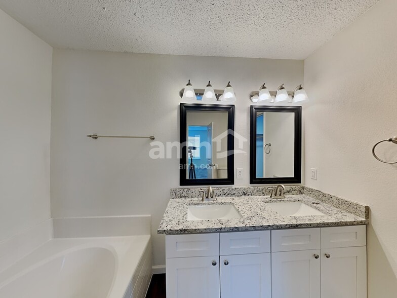 Building Photo - 1475 Stewart Dr