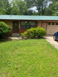 Building Photo - Contact Peggy Goodman 501 676 1758 or Heat...