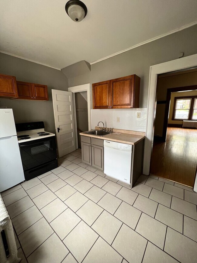 Building Photo - AVAILABLE JUNE - 4 Bed 1 Bath Townhome