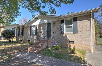 Building Photo - 2530 Glenbrook Dr