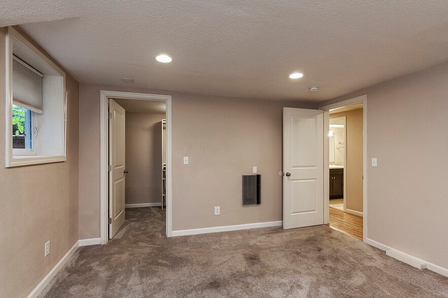 Building Photo - 3384 SE Gladstone St