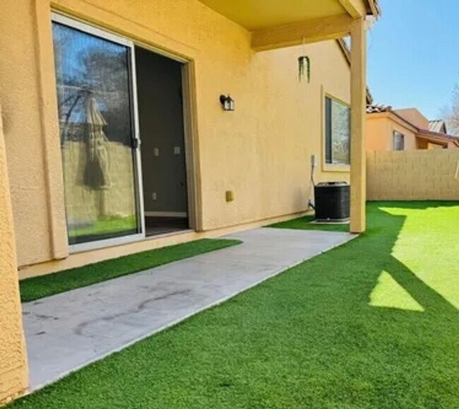Building Photo - 3 Bed 2 Bath Available Now!! Contact Property Pros Property Management for more details