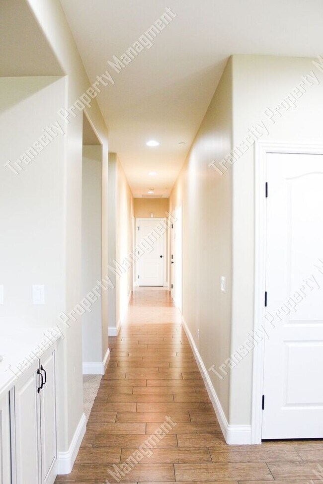 Building Photo - Spacious Custom Home Near Lindsay and McKe...