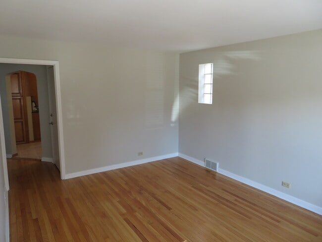 Building Photo - 6948 W Wellington Ave